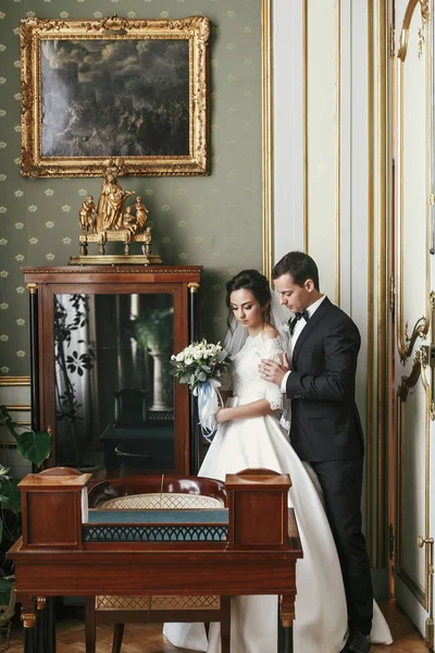 Noiva Linda Abraço Noivo Elegante Quarto Luxo Hotel Casamento Rico — Fotografia de Stock