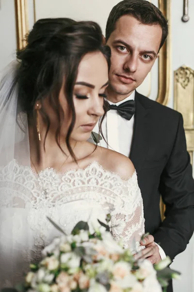 Gorgeous Bride Bouquet Stylish Groom Gently Hugging Luxury Room Hotel — Stock Photo, Image