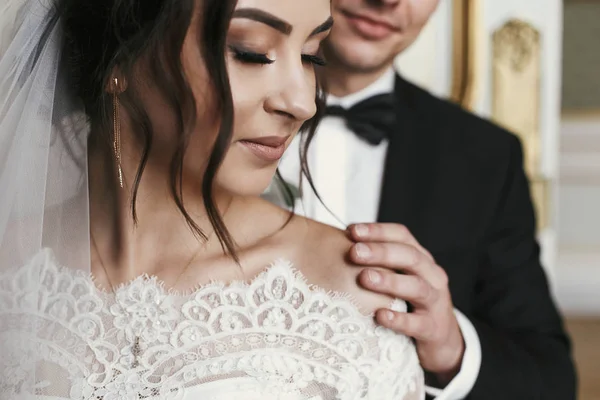 Splendida Sposa Con Bouquet Sposo Elegante Abbracciarsi Delicatamente Camera Lusso — Foto Stock