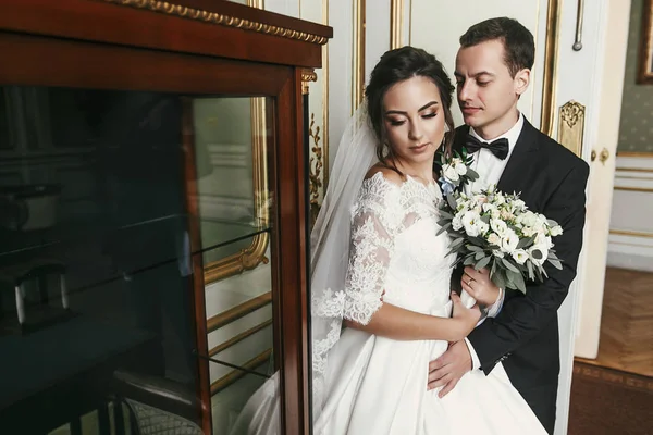 Noiva Linda Abraço Noivo Elegante Quarto Luxo Hotel Casamento Rico — Fotografia de Stock