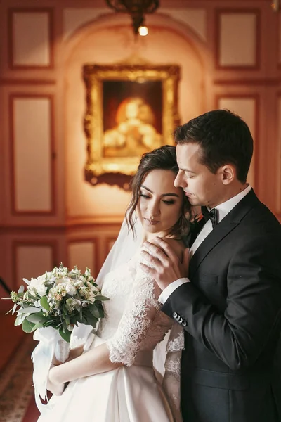 Noiva Linda Abraço Noivo Elegante Quarto Luxo Hotel Casamento Rico — Fotografia de Stock