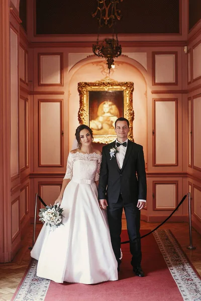 Gorgeous Bride Amazing Dress Bouquet Stylish Groom Posing Luxury Room — Stock Photo, Image