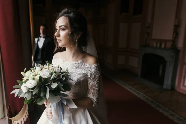 Hermosa Novia Vestido Increíble Con Ramo Elegante Novio Posando Ventana — Foto de Stock