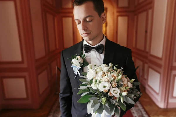 Beau Groom Tenant Bouquet Élégant Matin Dans Chambre Luxe Portrait — Photo