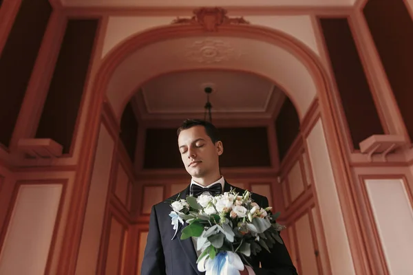 Beau Groom Tenant Bouquet Élégant Matin Dans Chambre Luxe Portrait — Photo
