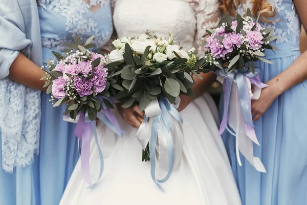 Noiva Linda Damas Honra Segurando Buquês Elegantes Noiva Vestido Branco — Fotografia de Stock