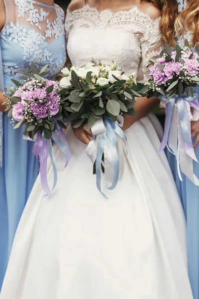 Noiva Linda Damas Honra Segurando Buquês Elegantes Noiva Vestido Branco — Fotografia de Stock