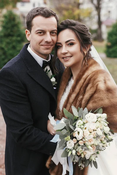 Splendida Sposa Con Bouquet Sposo Elegante Abbracciarsi Delicatamente Strada Della — Foto Stock