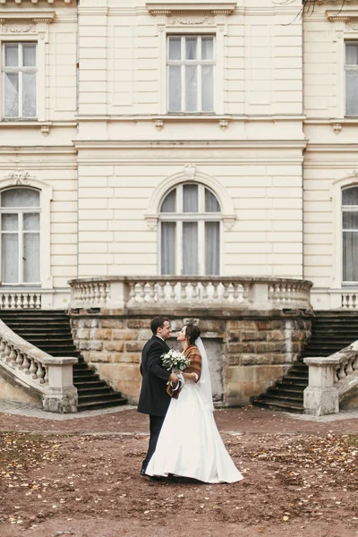 Prachtige Bruid Met Boeket Stijlvolle Bruidegom Wandelen Oud Kasteel Europese — Stockfoto