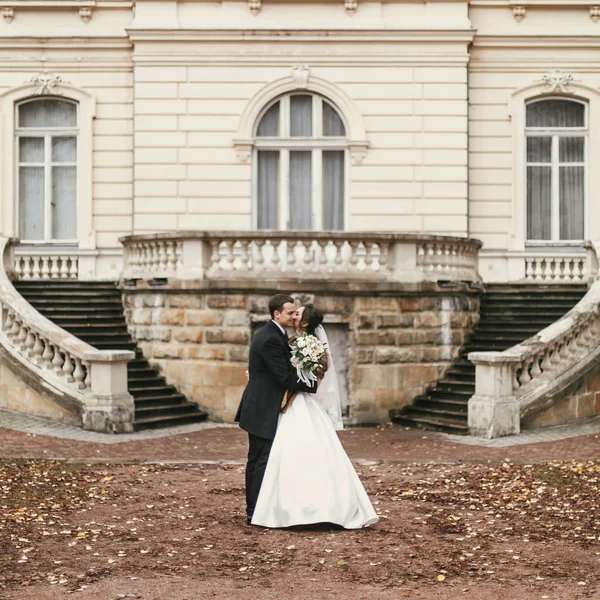Hinreißende Braut Mit Strauß Und Stilvollem Bräutigam Die Herbst Auf — Stockfoto