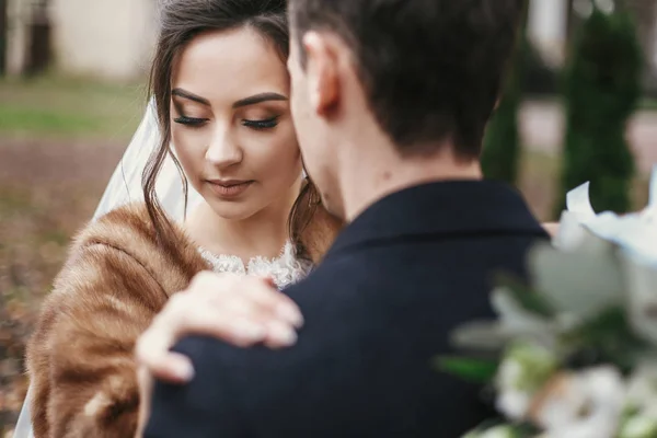 Gyönyörű Menyasszony Csokor Nézett Elegáns Vőlegény Gyengéden Átölelve Európai Városi — Stock Fotó