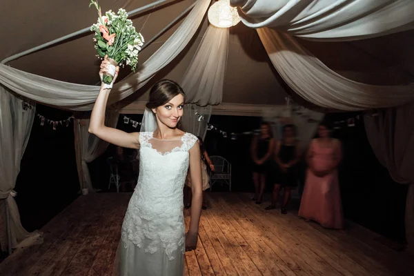 Elegante Novia Feliz Lanzando Ramo Divertirse Recepción Boda — Foto de Stock