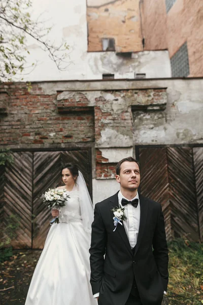 Casal Lindo Posando Prédio Antigo Noiva Elegante Com Buquê Noivo — Fotografia de Stock