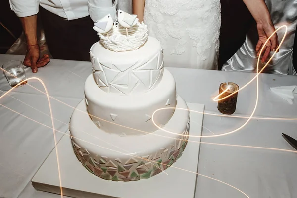 スタイリッシュな豪華な珍しい白いウェディング ケーキ幾何学概念と鳥 ユニークな美味しいお菓子 — ストック写真