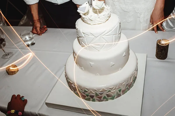 Elegante Splendida Torta Nozze Bianco Insolito Con Concetto Geometria Uccelli — Foto Stock