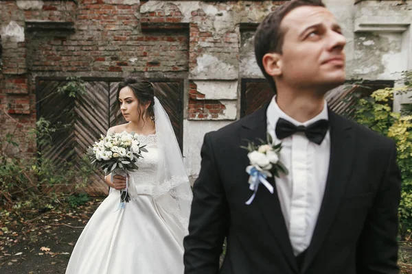 Splendida Coppia Nozze Posa Vecchio Edificio Sposa Elegante Con Bouquet — Foto Stock