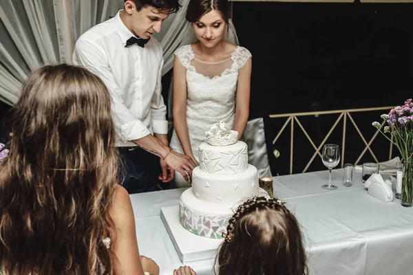 Noiva Lindo Elegante Elegante Corte Noivo Degustação Bolo Casamento Branco — Fotografia de Stock