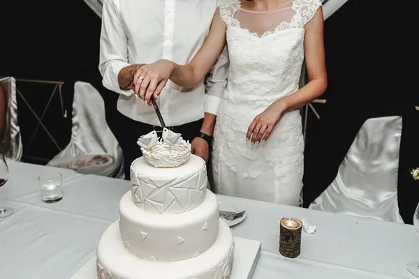 Eleganta Underbara Brudparet Elegant Skärning Och Provsmakning Ovanliga Vit Bröllopstårta — Stockfoto