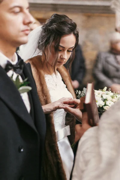 Padre Colocando Anéis Casamento Mãos Noiva Noivo Durante Santo Matrimônio — Fotografia de Stock