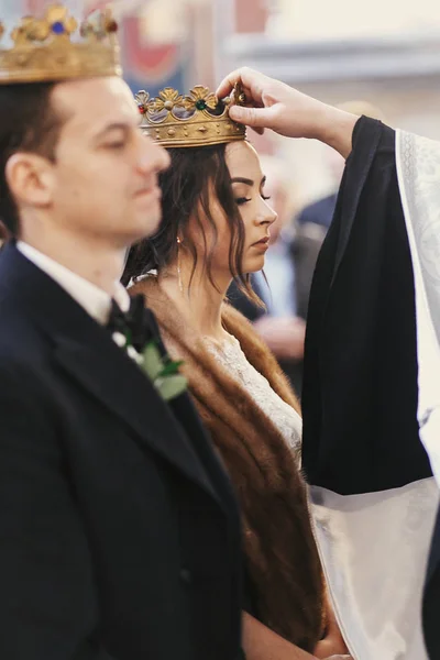 Rahip Kilise Kutsal Evlilik Bağıyla Sırasında Altın Düğün Kron Gelin — Stok fotoğraf
