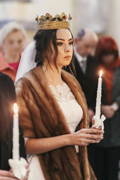 Prachtvolle Braut Und Stilvoller Bräutigam Goldenen Kronen Mit Kerzen Mit — Stockfoto