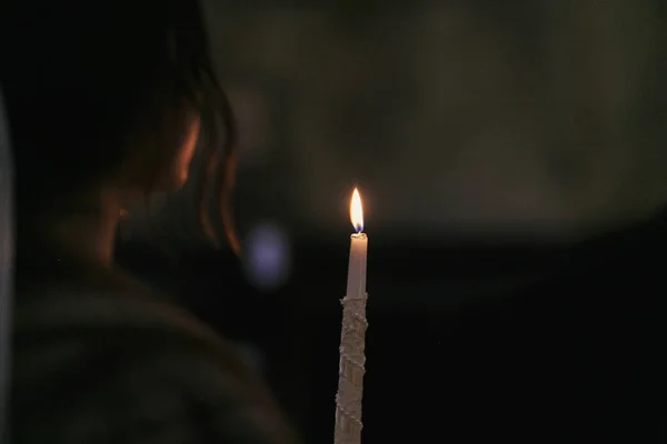 Luz Vela Escuro Igreja Noiva Segurando Fogo Vela Durante Santo — Fotografia de Stock