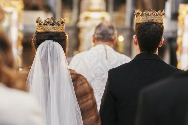 Splendida Sposa Elegante Sposo Corone Oro Piedi Con Sacerdote Chiesa — Foto Stock