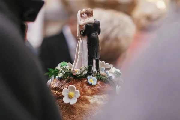 Topper Torta Nuziale Statuette Sposo Sposa Sulla Torta Nuziale Baciare — Foto Stock