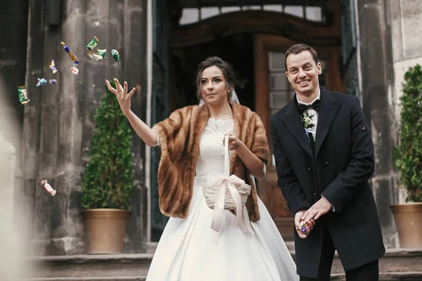 Splendida Sposa Cappotto Elegante Sposo Gettando Caramelle Vicino Alla Porta — Foto Stock