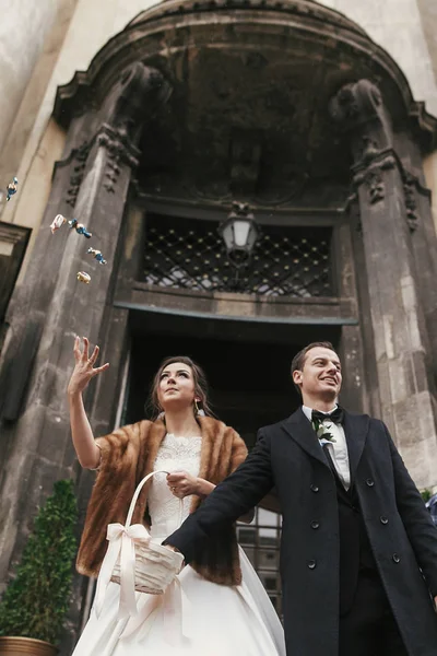 Noiva Linda Casaco Noivo Elegante Jogando Doces Perto Porta Igreja — Fotografia de Stock