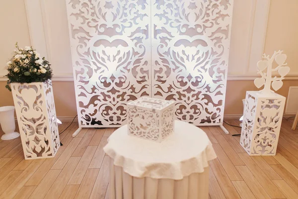婚礼照片区 时尚白色照片亭与鲜花在婚礼招待会在餐厅 — 图库照片
