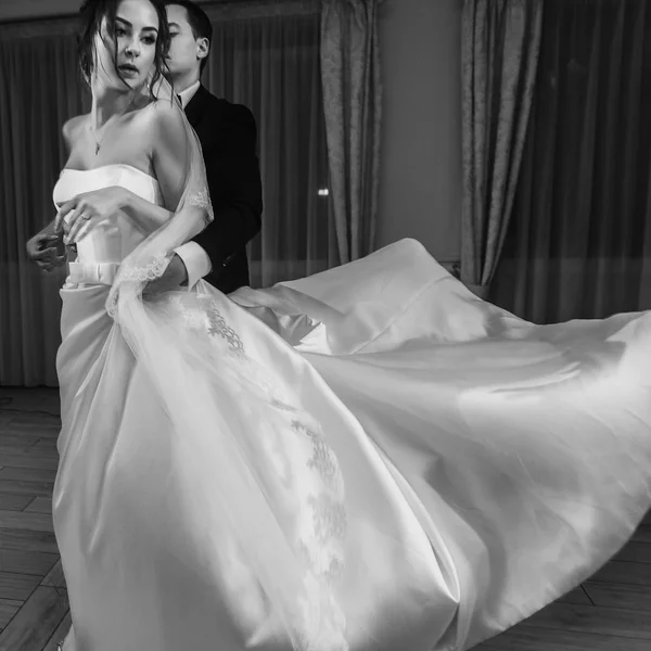 Noiva Linda Noivo Elegante Emocionalmente Dançando Recepção Casamento Restaurante Feliz — Fotografia de Stock