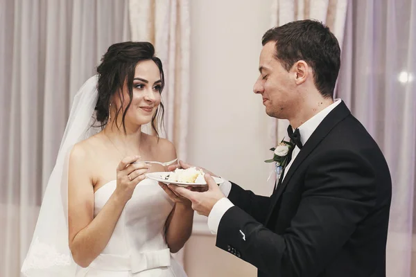 Gyönyörű Menyasszony Kóstoló Stílusos Esküvői Torta Esküvői Fogadás Étteremben Elegáns — Stock Fotó