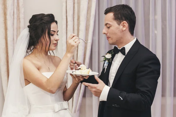 Noiva Linda Noivo Elegante Degustação Seu Bolo Casamento Elegante Recepção — Fotografia de Stock