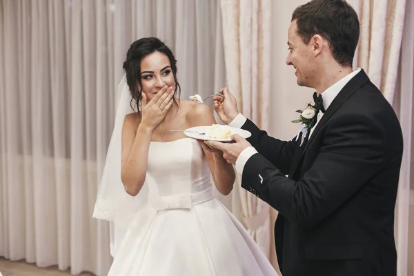 Noiva Linda Noivo Elegante Degustação Seu Bolo Casamento Elegante Recepção — Fotografia de Stock