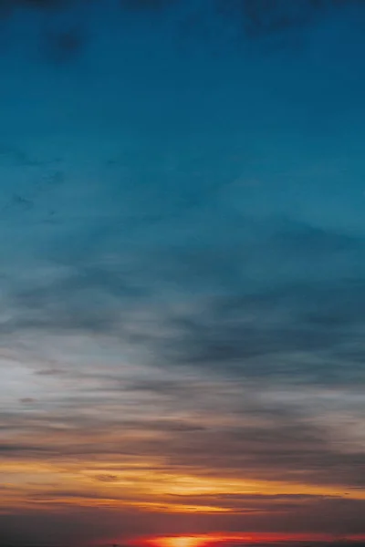 Sonnenuntergang Erstaunlich Schönen Sonnenuntergang Oder Sonnenaufgang Himmel Mit Wolken Gelben — Stockfoto