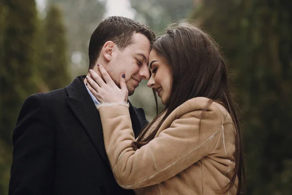 Gorgeous Wedding Couple Kissing Winter Snowy Park Stylish Bride Coat — Stock Photo, Image