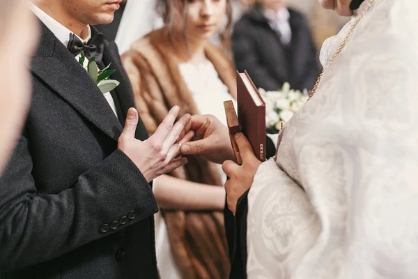 Priest Putting Wedding Rings Bride Groom Hands Holy Matrimony Church — Stock Photo, Image