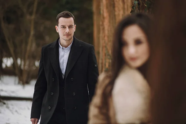 Elegante Sposo Guardando Splendida Sposa Cappotto Passeggiando Sotto Gli Alberi — Foto Stock