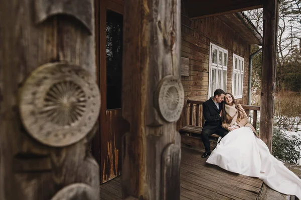 Prachtige Bruid Vacht Stijlvolle Bruidegom Achter Oude Houten Huis Winter — Stockfoto