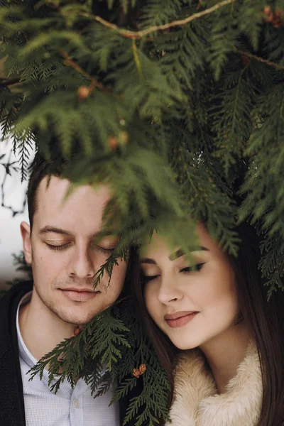 Magnifique Couple Mariage Embrassant Dans Parc Enneigé Hiver Mariée Élégante — Photo