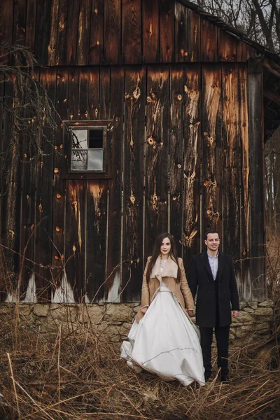 Splendida Sposa Cappotto Sposo Elegante Posa Casa Legno Matrimonio Coppia — Foto Stock