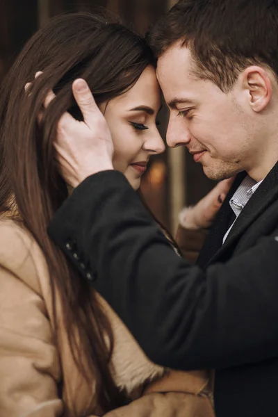 Novia Novio Sensual Abrazándose Bosque Otoño Feliz Pareja Recién Casada — Foto de Stock