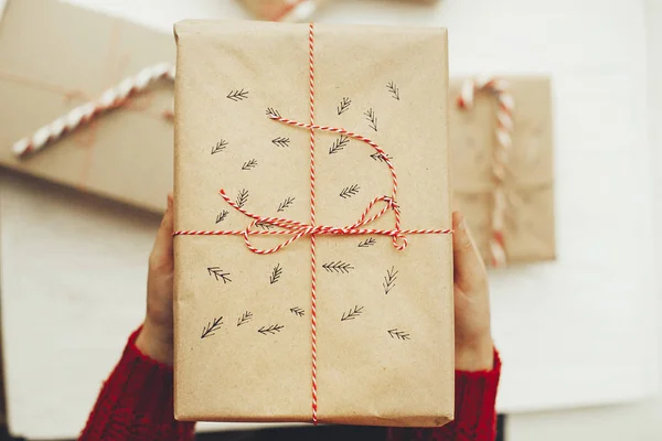 Vrouwelijke Handen Met Stijlvolle Kerstcadeau Met Rood Lint Boom Patroon — Stockfoto