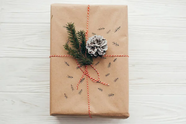 크리스마스 소나무 가지와 선물이 인사말 카드입니다 크리스마스 — 스톡 사진