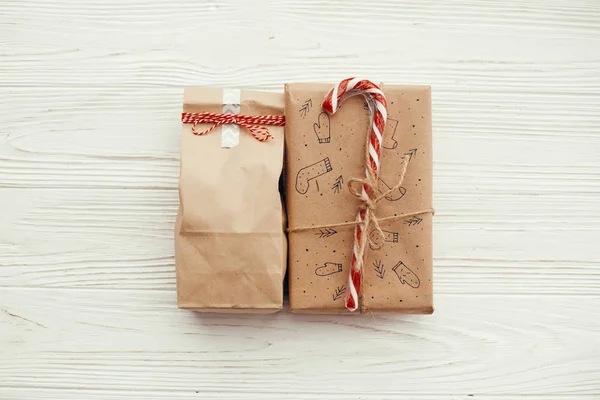 Stílusos Egyszerű Karácsonyi Ajándékokat Piros Szalag Candy Cane Modern Kézműves — Stock Fotó