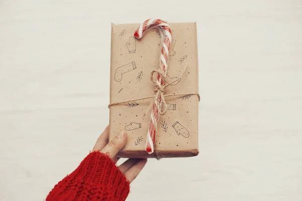 Conceito Feliz Natal Deitado Mão Segurando Natal Elegante Presente Com — Fotografia de Stock