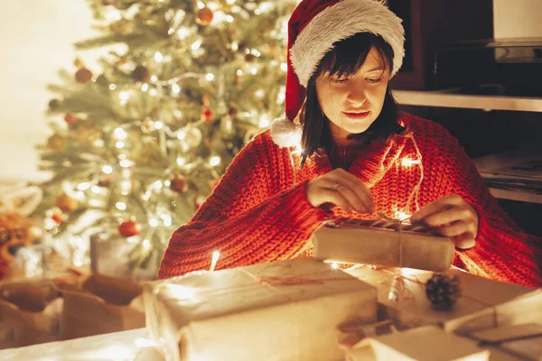 Счастливого Рождества Девушка Заворачивает Рождественские Подарки Светильники Вечерней Праздничной Комнате — стоковое фото