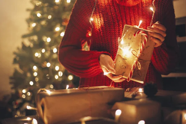Счастливого Рождества Руки Держащие Рождество Светильниках Вечерней Праздничной Комнате Деревом — стоковое фото