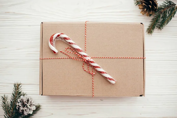간단한 크리스마스 지팡이 소나무 가지와 선물이 인사말 — 스톡 사진